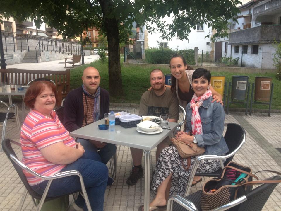 From left to right: Mary Araquistain, Xabi, Daniel Henriksen, Itxaso Cayero, and Helen Faulkner, having dinner in Lazkao (NABO)